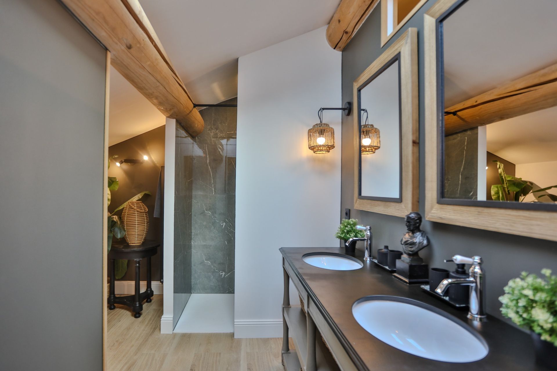 house 10 Rooms for sale on LE THOR (84250)