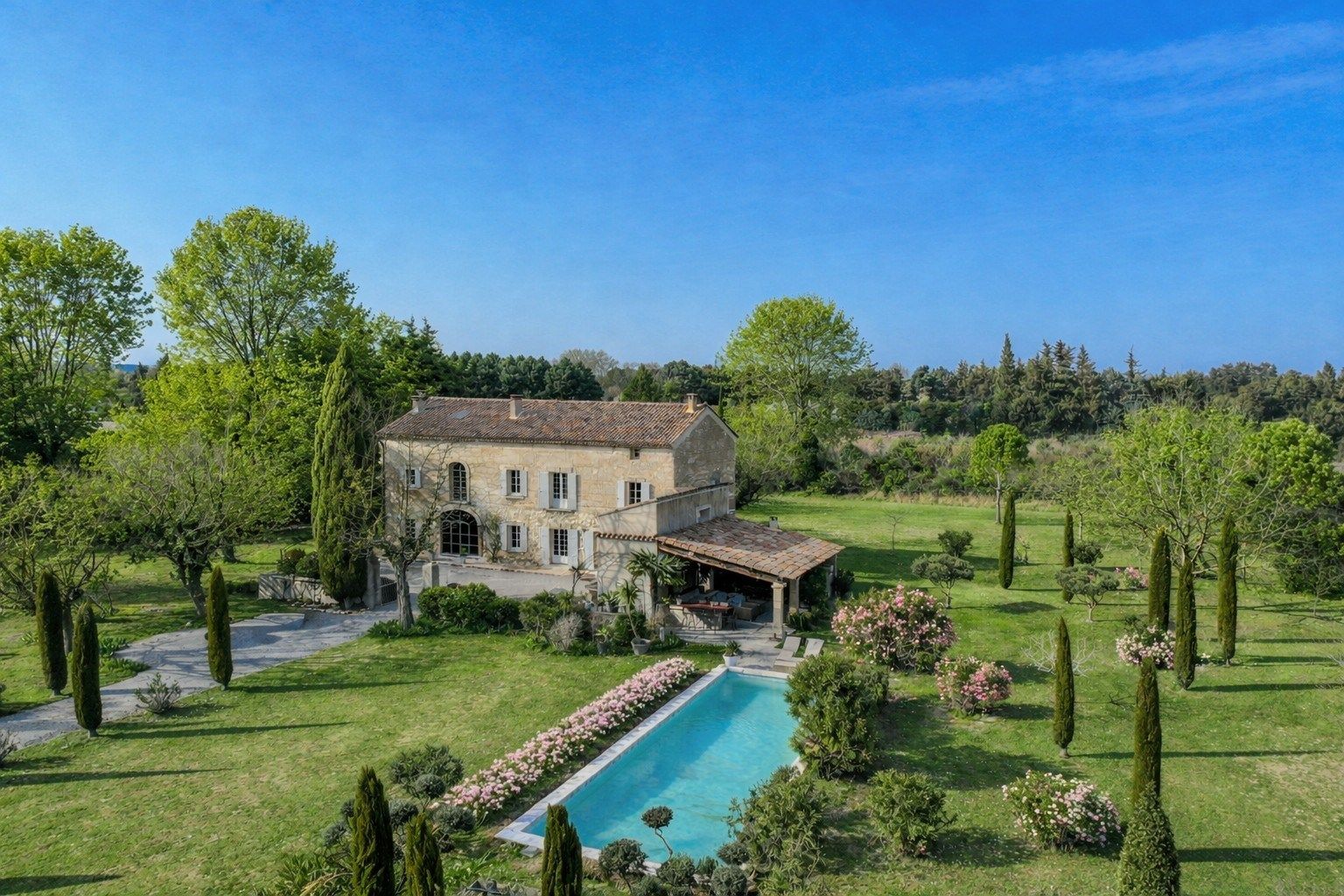 house 10 Rooms for sale on LE THOR (84250)