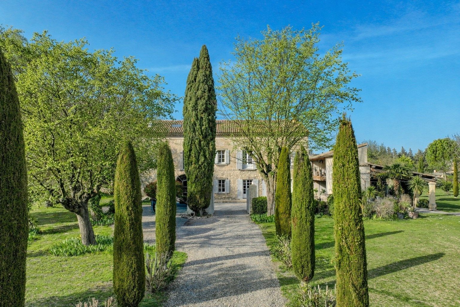 house 10 Rooms for sale on LE THOR (84250)