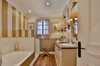 house 10 Rooms for sale on LE THOR (84250)