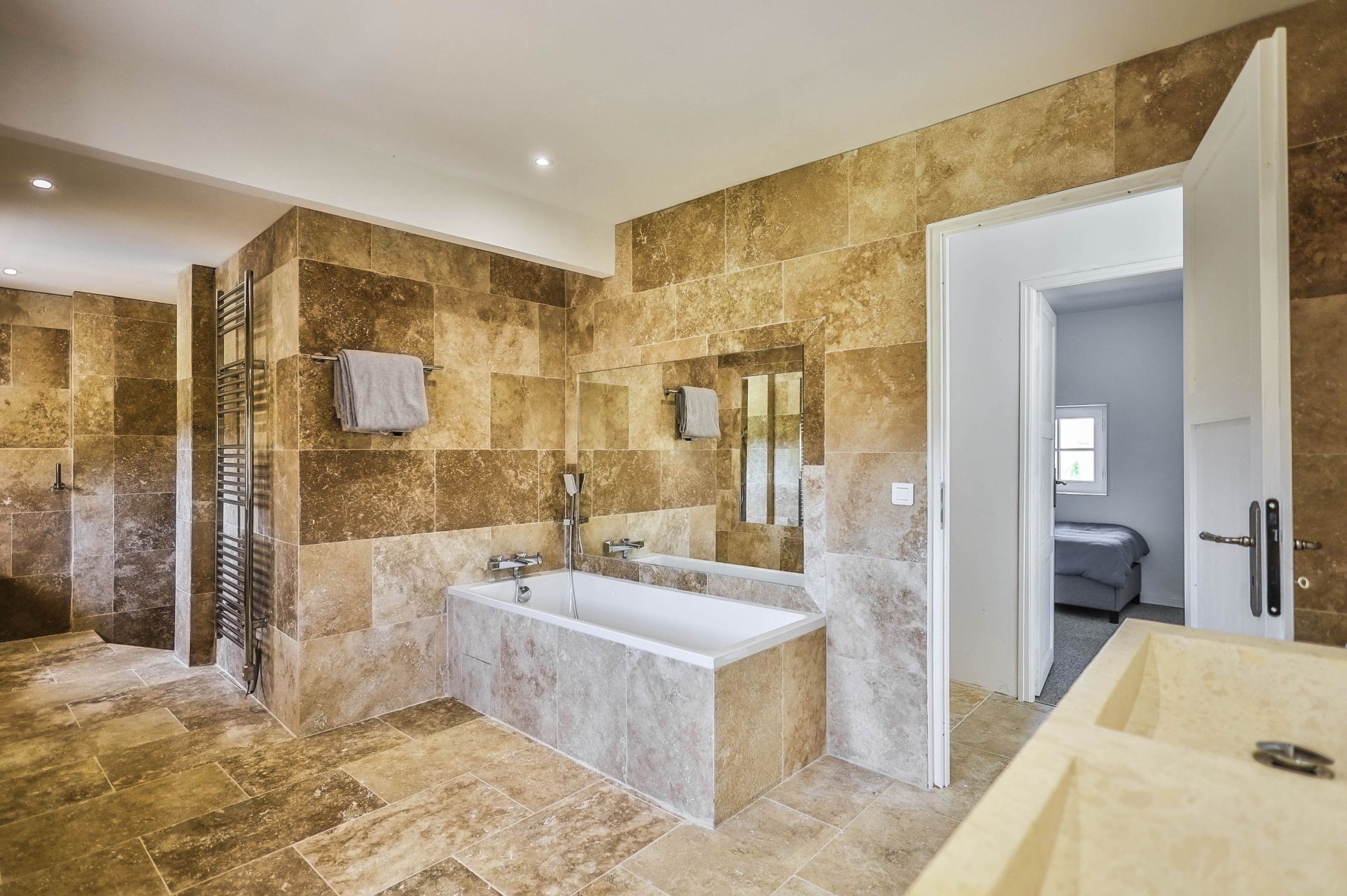propriété 15 Pièces en vente sur BONNIEUX (84480)