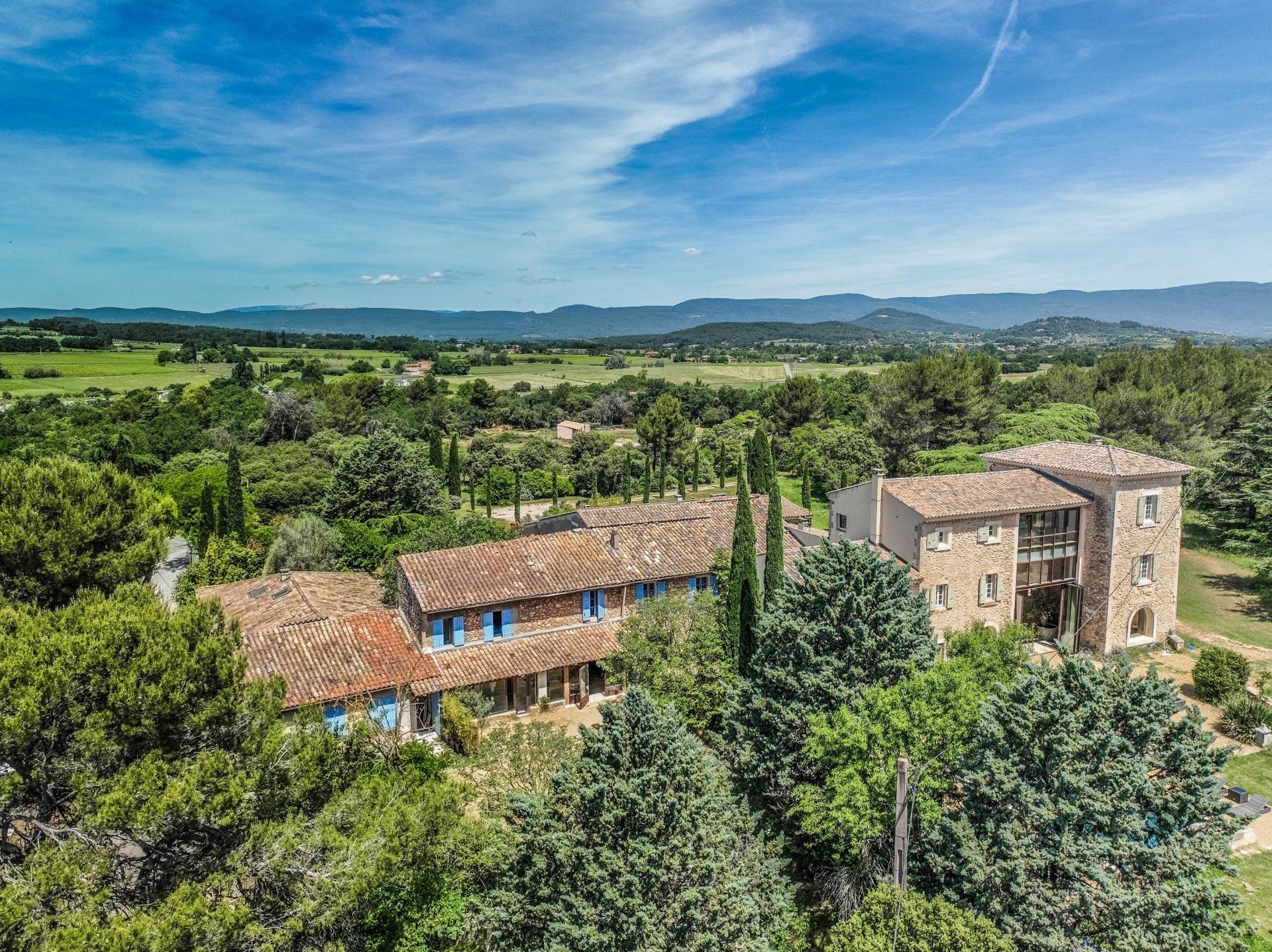 propriété 15 Pièces en vente sur BONNIEUX (84480)