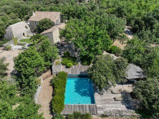 house 7 Rooms for sale on GORDES (84220)