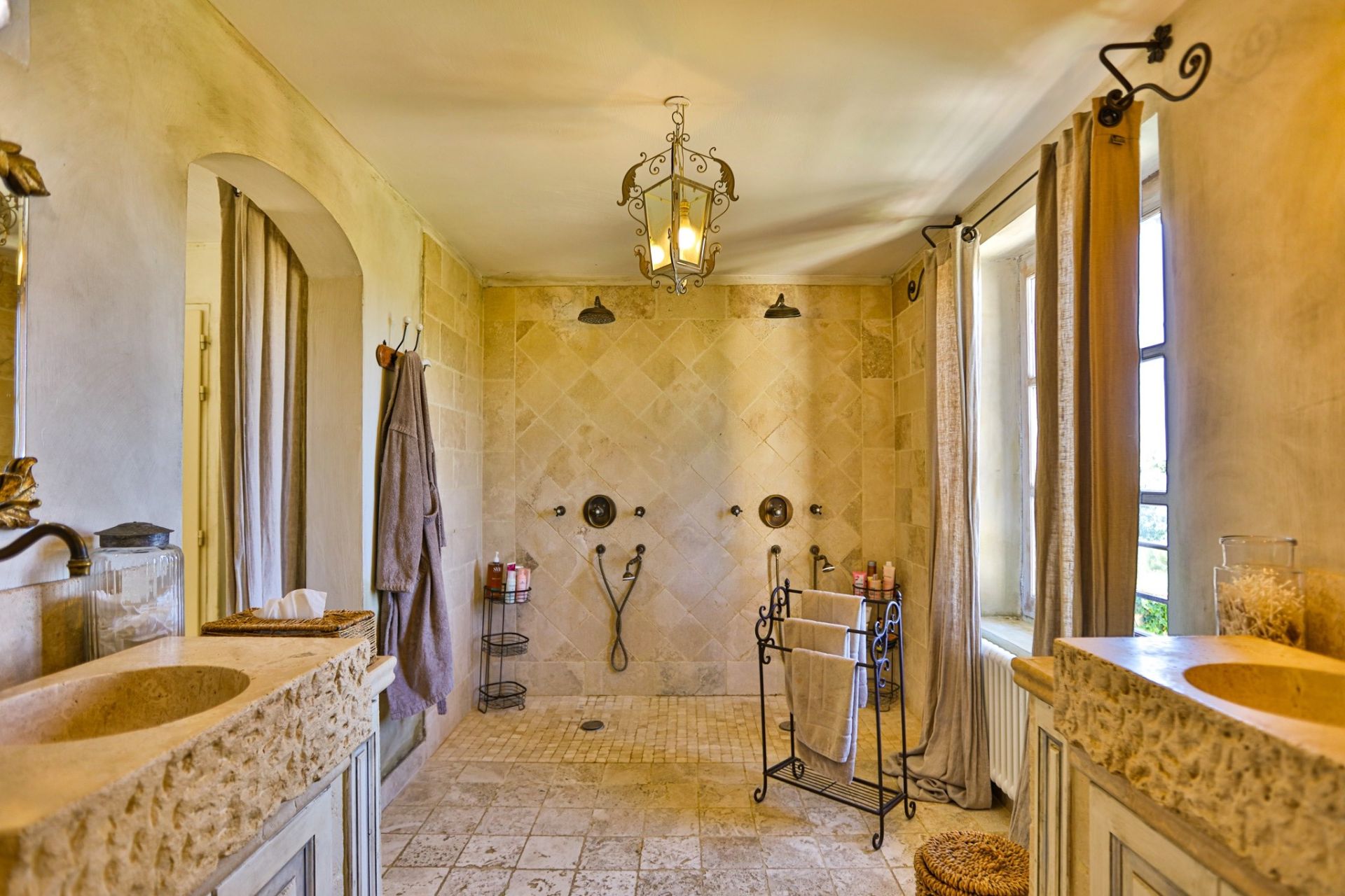 house 13 Rooms for sale on LA BASTIDE DES JOURDANS (84240)