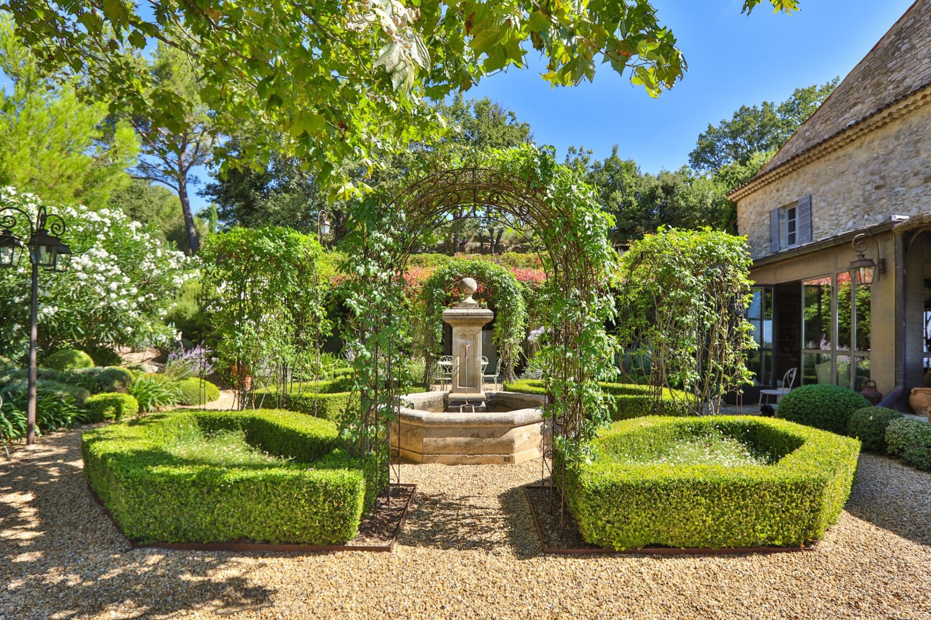 house 13 Rooms for sale on LA BASTIDE DES JOURDANS (84240)