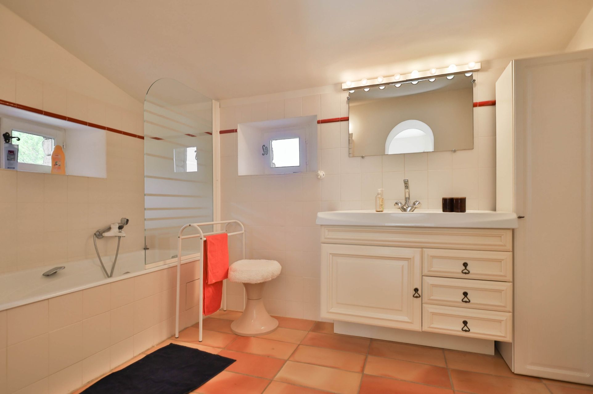 house 8 Rooms for sale on GORDES (84220)
