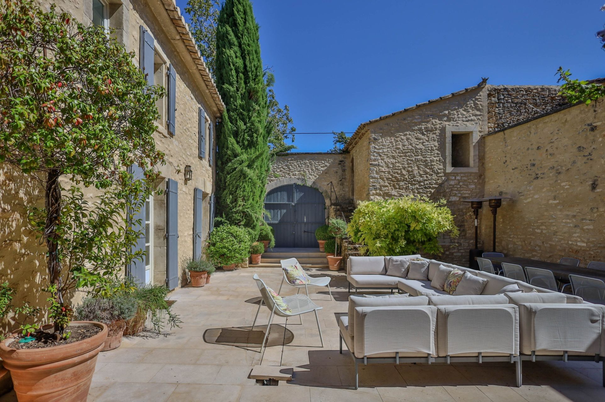 propriété 11 Pièces en vente sur MENERBES (84560)