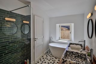 propriété 11 Pièces en vente sur MENERBES (84560)