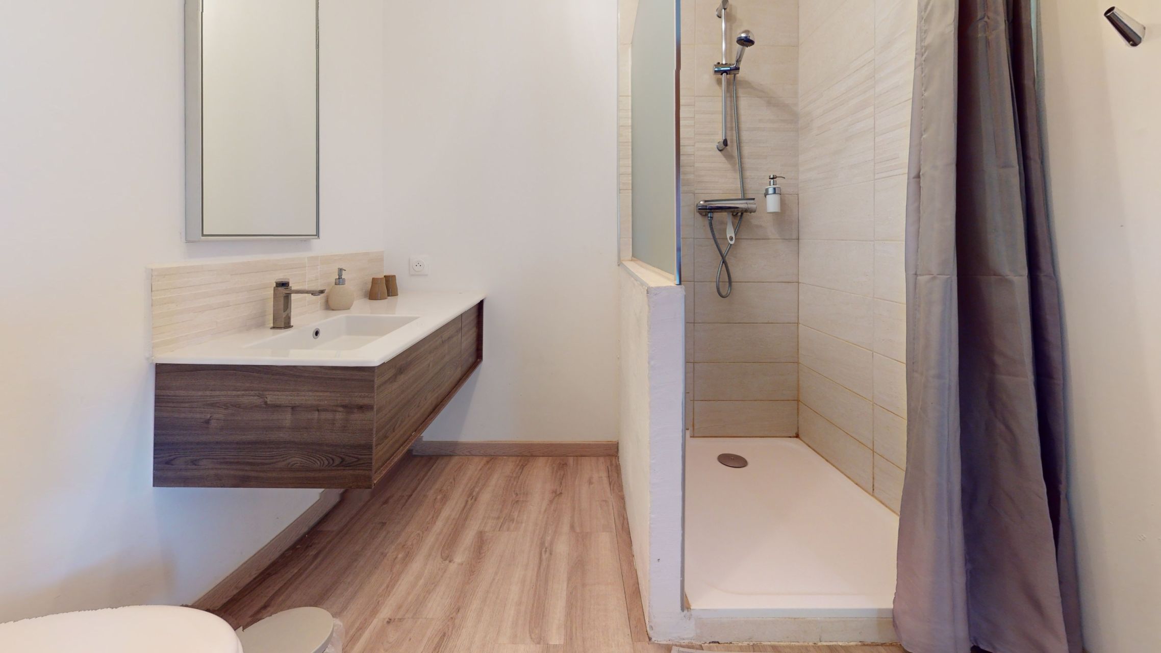 house 9 Rooms for sale on L ISLE SUR LA SORGUE (84800)