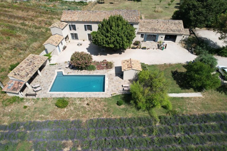 house 9 Rooms for sale on L ISLE SUR LA SORGUE (84800)