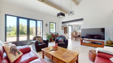 house 9 Rooms for sale on L ISLE SUR LA SORGUE (84800)