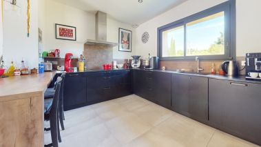 house 9 Rooms for sale on L ISLE SUR LA SORGUE (84800)