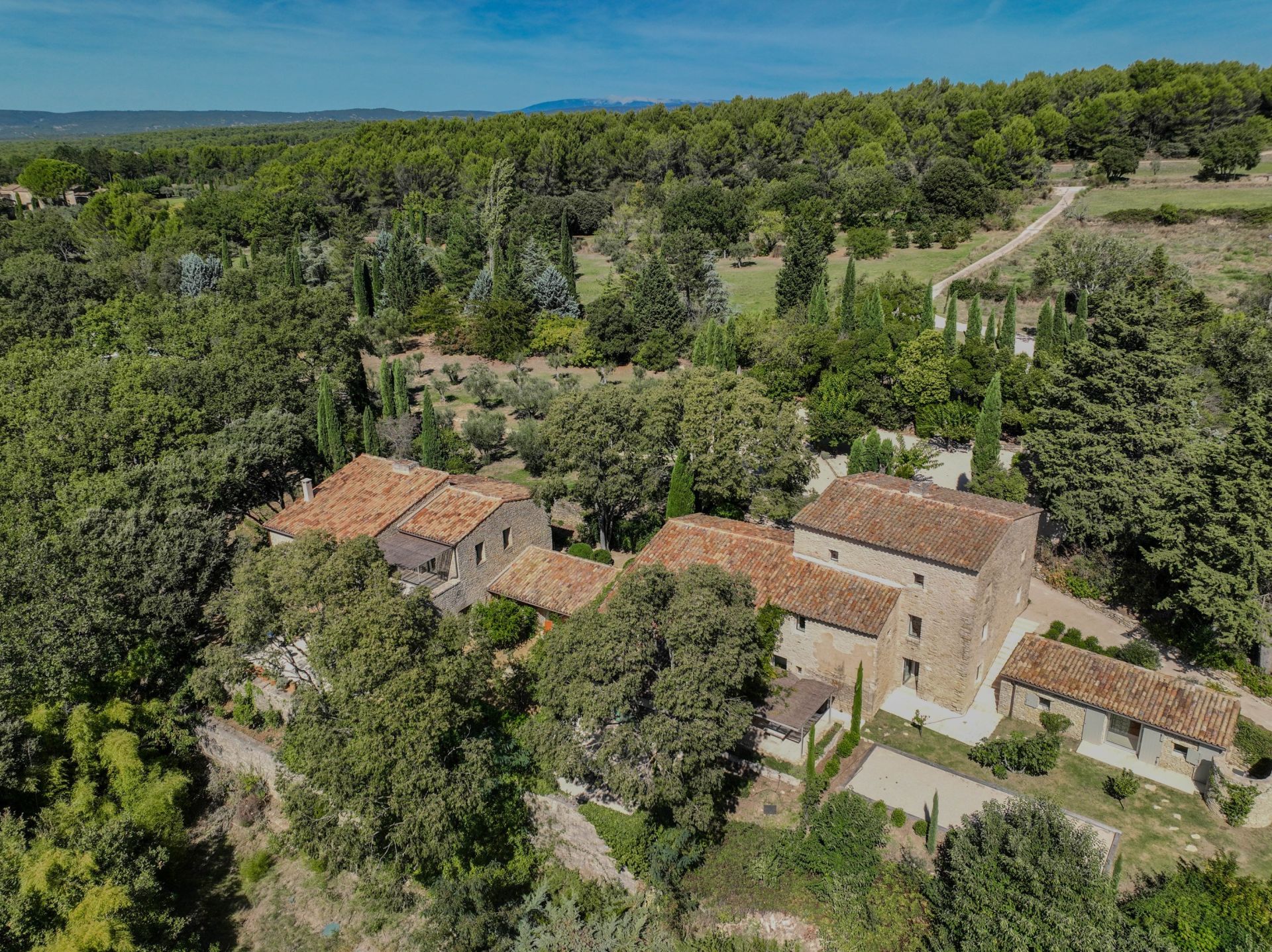 propriété 15 Pièces en vente sur MENERBES (84560)
