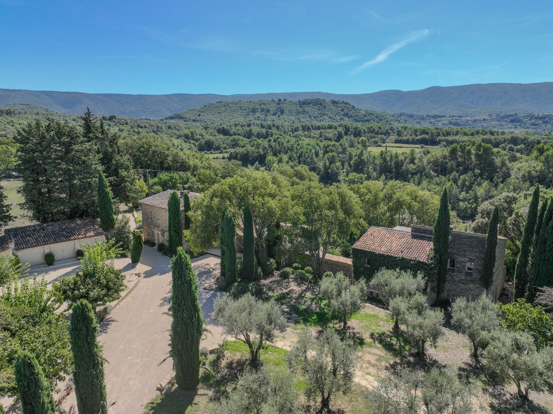 propriété 15 Pièces en vente sur MENERBES (84560)