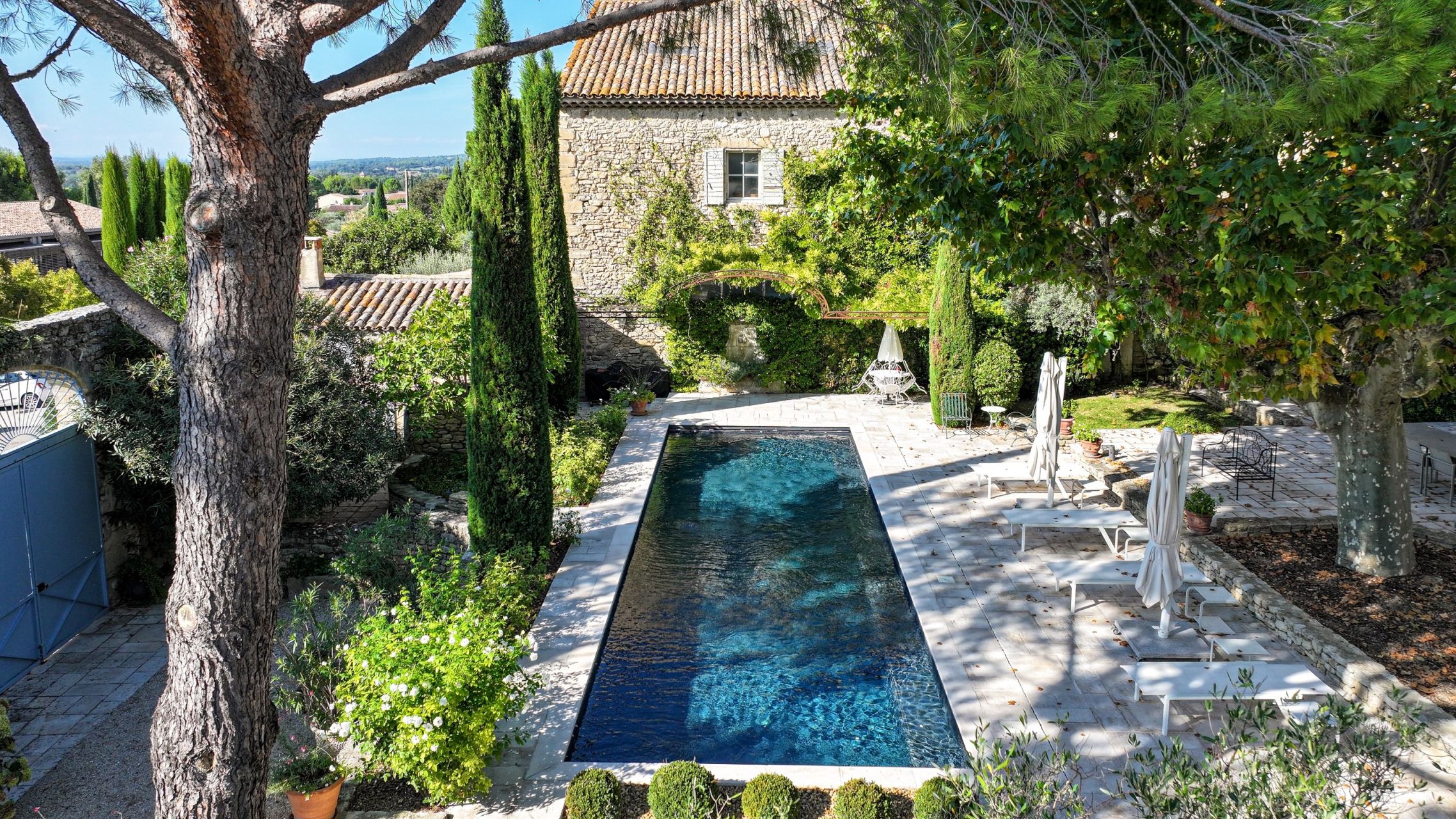 house 9 Rooms for sale on LAGNES (84800)