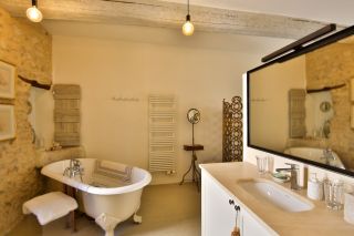 house 9 Rooms for sale on LAGNES (84800)