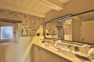 house 9 Rooms for sale on LAGNES (84800)
