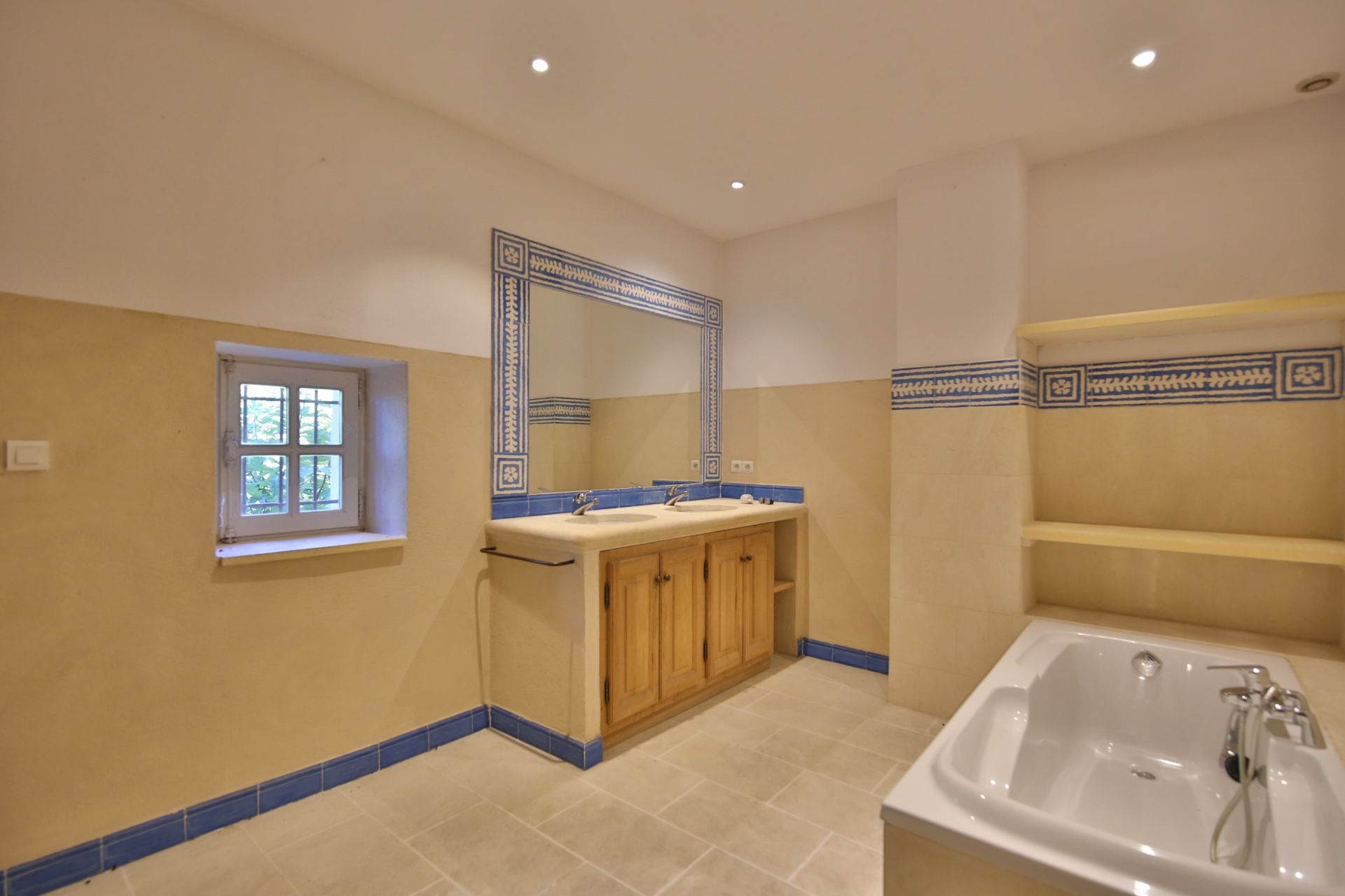 house 15 Rooms for sale on JOUCAS (84220)