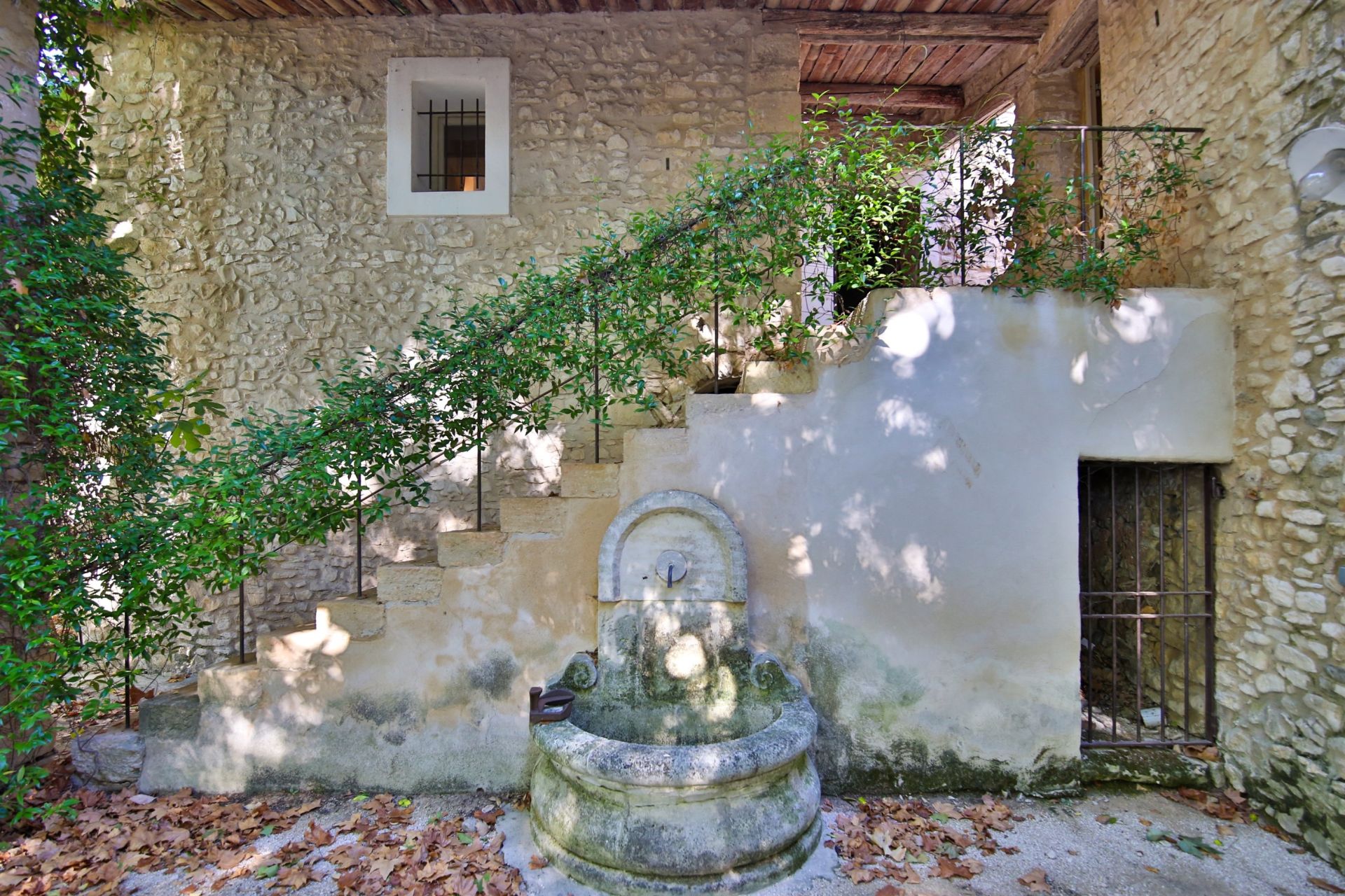 house 15 Rooms for sale on JOUCAS (84220)