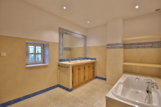 house 15 Rooms for sale on JOUCAS (84220)